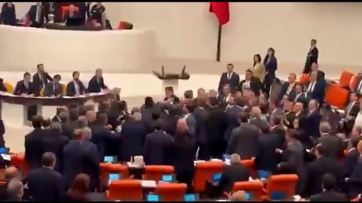 Minutenlange vechtpartij in Turks parlement