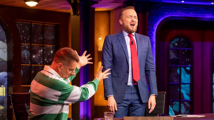 Alex Klaasen zingt musicalduet met Arjen Lubach: 'Waarom beginnen mensen in musicals ineens te zingen?'