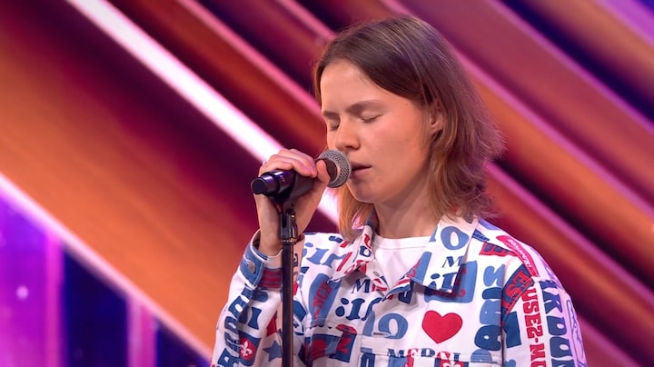 Noortje staat voor het eerst op podium en krijgt Golden Buzzer bij Got Talent audities