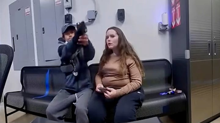 Betrapte winkeldief gefouilleerd, maar plotseling trekt hij zijn wapen