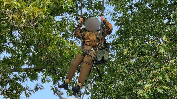 Parachutist in Renkum bungelt na mislukte sprong uur lang in een boom