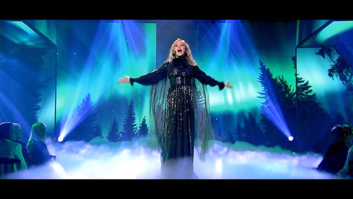 Emma Kok laat iedereen ademloos achter met krachtige vertolking van Defying Gravity