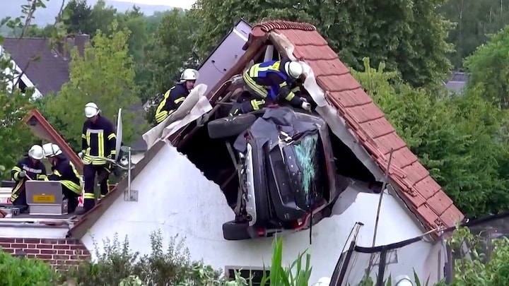 Auto vliegt op hoge snelheid zolder in: twee zwaargewonden