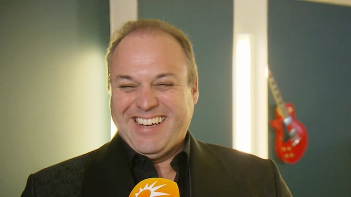 Frans Bauer laat zijn jasjes voor komende tour innemen na verlies kilo's