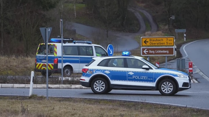 Duitse agenten gedood bij verkeerscontrole, klopjacht op daders