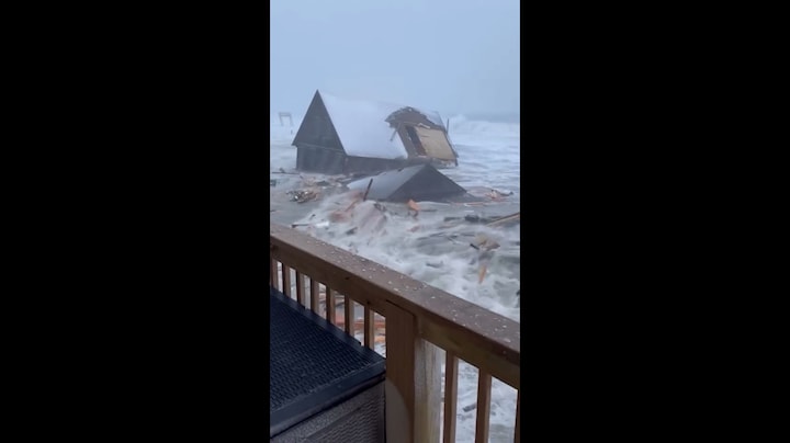Meerdere huizen verdwijnen in de oceaan na sneeuwstorm VS