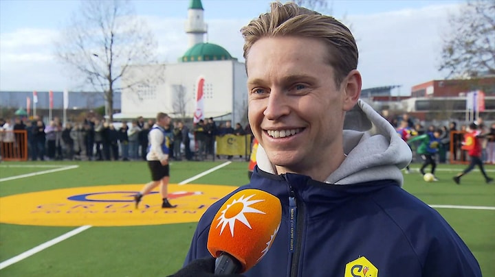 Frenkie de Jong is ondanks drukke werkschema betrokken vader: 'Wil echt vader zijn'