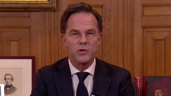 Wat stond er allemaal achter Mark Rutte tijdens zijn toespraak? 