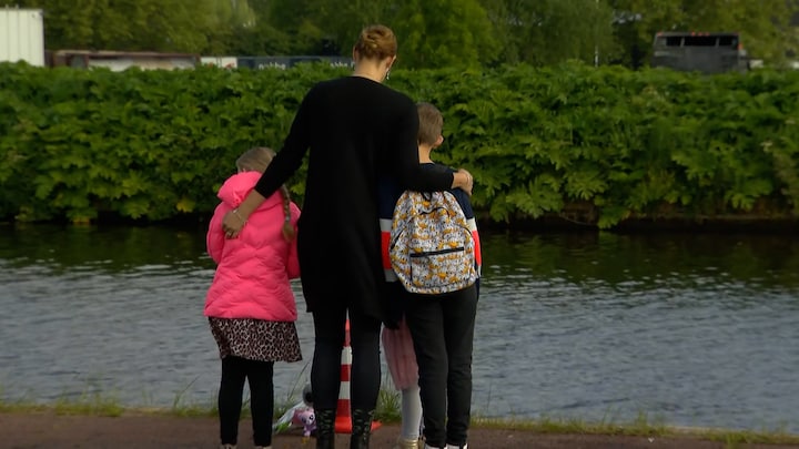 Bloemen gelegd bij vindplaats auto: 'Wat hebben de kinderen meegemaakt in de laatste uurtjes?'