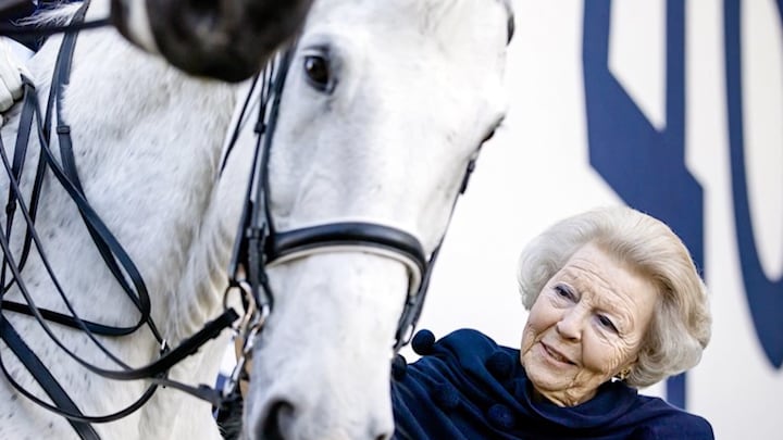 Beatrix heeft bijzonder moment met paard tijdens werkbezoek