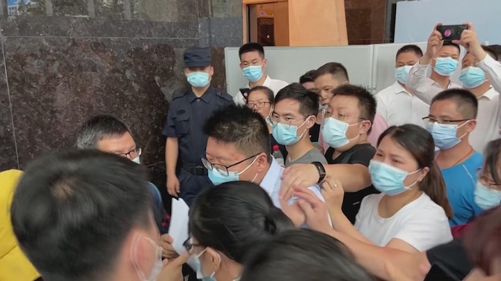 Chinezen boos en angstig nu megabedrijf op omvallen staat