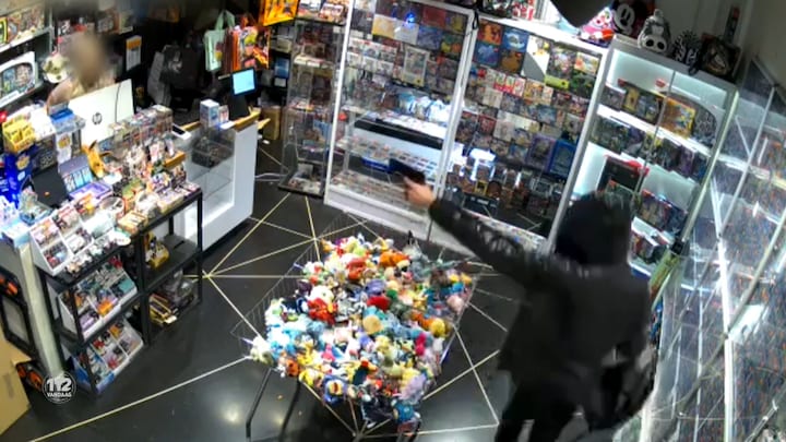 Vuurwapen gevaarlijke man bedreigt werknemer exclusieve gamewinkel