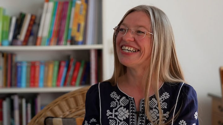 Oekraïense Olga geeft les aan Nederlandse kinderen