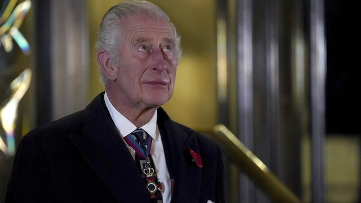 Charles in tranen bij onthulling beeld van zijn moeder: 'Koning van vlees en bloed'