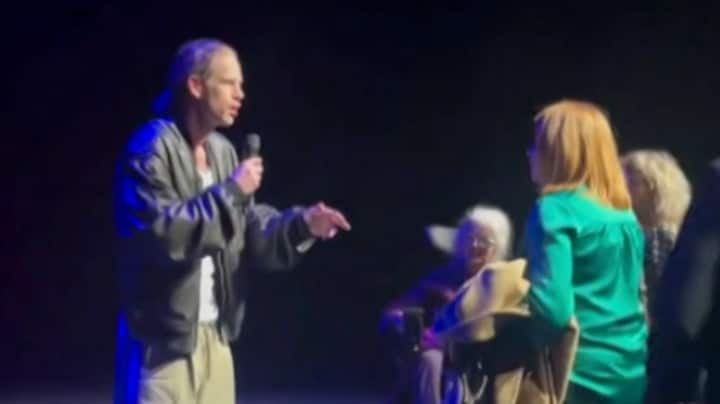 Confrontatie tussen cabaretier Patrick Laureij en vrouw met hulphond gefilmd: 'Dit is mijn grens'