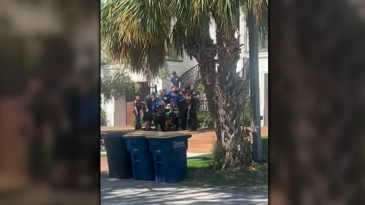 Overleden Hulk Hogan wordt uit huis in Florida gedragen: 'Zijn veel vragen over'