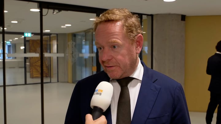 Van Weel over pro-Hamas spandoek: 'Smakeloos en verwerpelijk maar niet strafbaar'