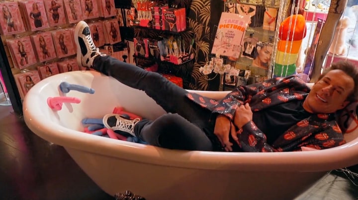 Gerard Joling neemt duik in piemelbad van seksshop