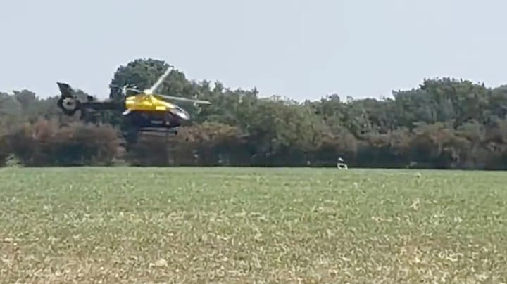 Laagvliegende politiehelikopter hijgt motorrijder in de nek in Engeland