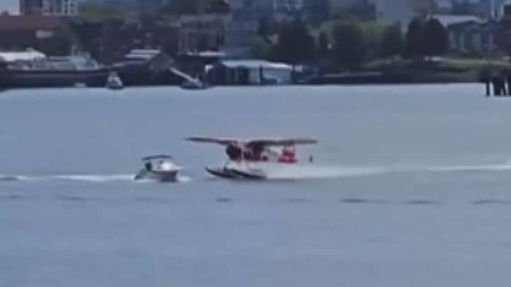 Canadees watervliegtuig knalt recht op boot, 2 gewonden