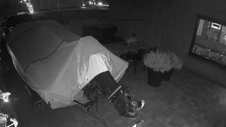 Beveiligingscamera toont auto vlak voor ongeluk Nunspeet