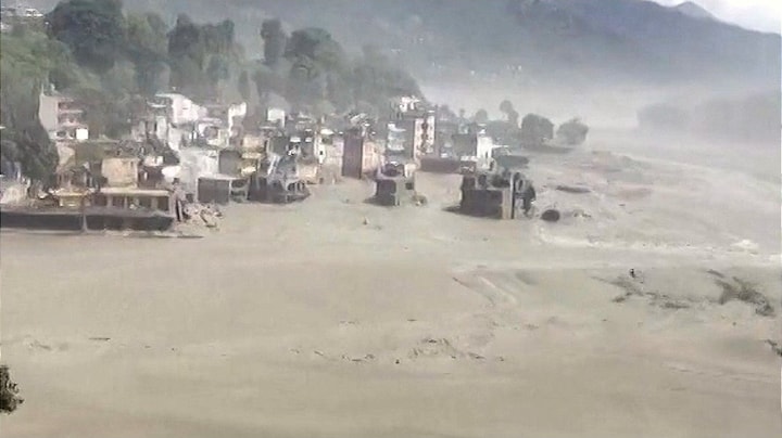 Verwoestende vloedgolf dendert door een dal in Nepal