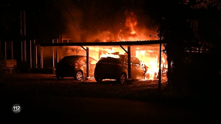 Twee auto's uitgebrand onder carport in Mijdrecht