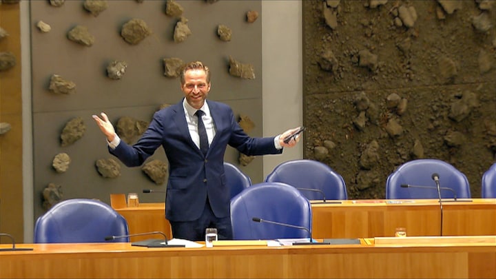 Hugo de Jonge hoort tijdens debat dat dochter geslaagd is 