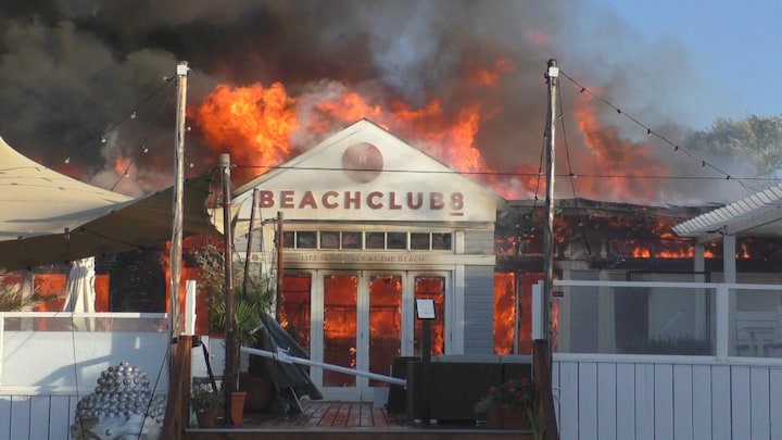 Strandtent brandt uit in Rockanje, duinen veilig voor de vlammen