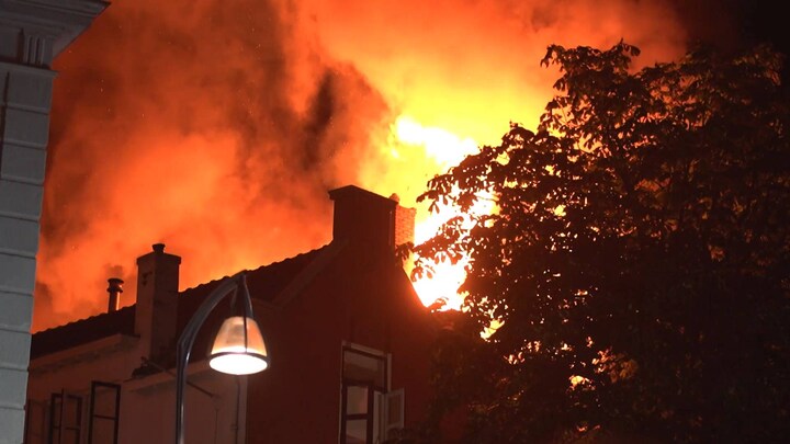 Vlammen slaan uit woning in historisch centrum Deventer
