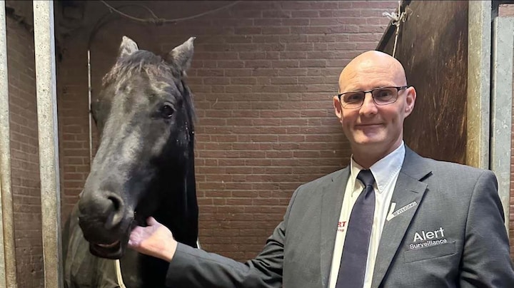 Bloemen voor de in Overasselt doodgeschoten beveiliger Berry