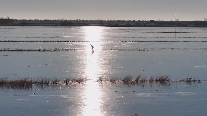 Eerste schaatsliefhebbers durven het aan: 'Natuurijs een zeldzaam fenomeen'