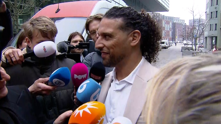 Chaos bij aankomst Ali B bij gerechtshof, schoen schiet los: 'Laat me erdoor'