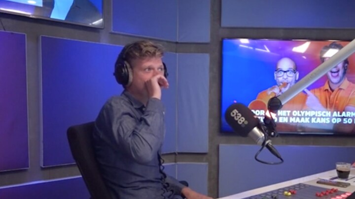 Wietze de Jager laat live op radio 'verplicht' een tattoo zetten