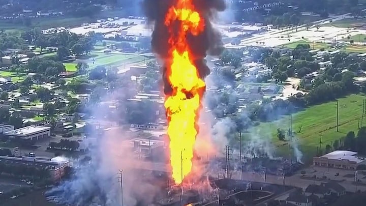 Gesmolten auto's, zwartgeblakerde huizen: bewoners Houston thuis na steekvlam