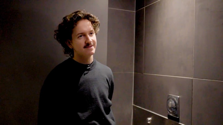 Pim heeft plasangst bij openbare urinoirs: 'Dan loopt de spanning op'