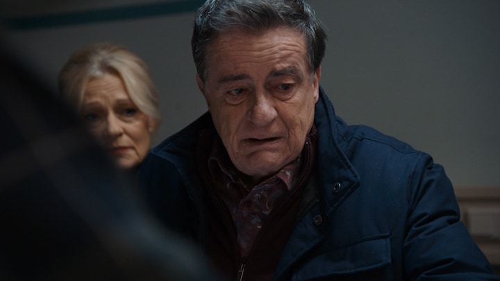 Henk en Julian emotioneel aan het bed van Demi in GTST