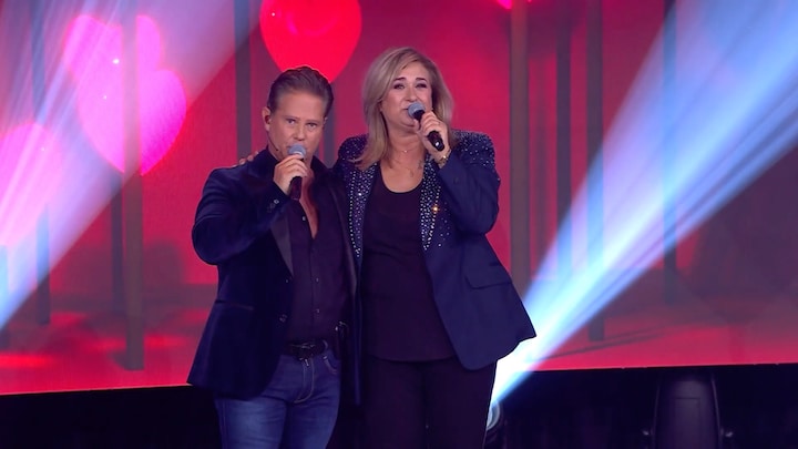 Danny de Munk zingt prachtig duet met Laura Vlasblom met ‘Lieveling’