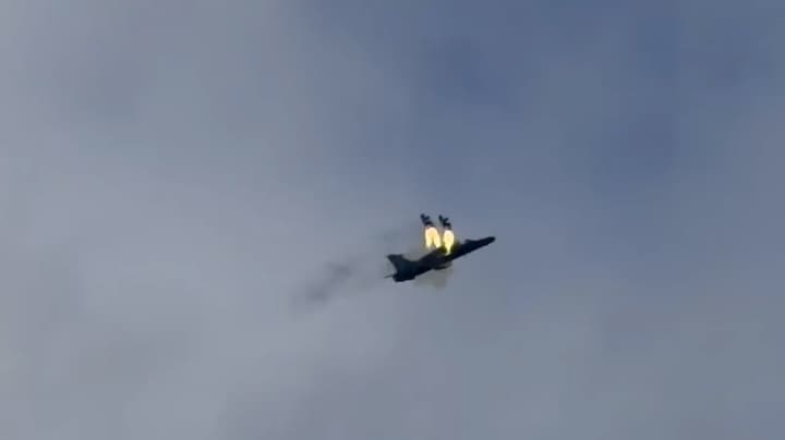 In beeld: twee piloten lanceren zich met schietstoel uit straaljager 