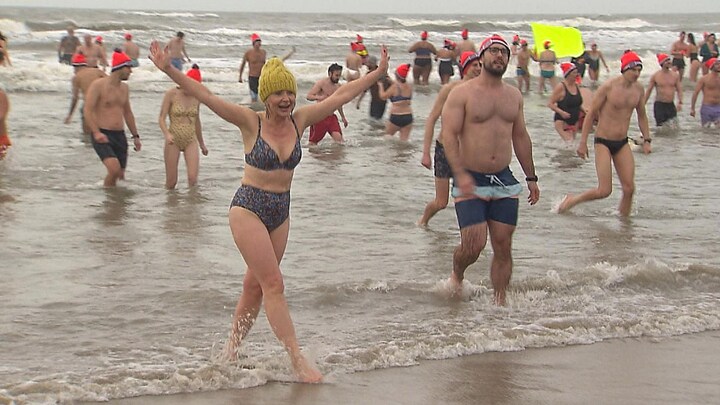 Verfrissende nieuwjaarsduik in Zandvoort: 'Het is heel koud'