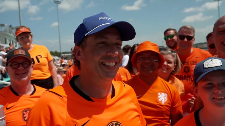 Spelers Oranje op foto met fans tijdens training: 'Ik vind het fantastisch'