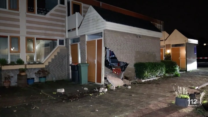 Zelfs een gevel van een huis weet de dollemansrit in Haarlem niet te stoppen