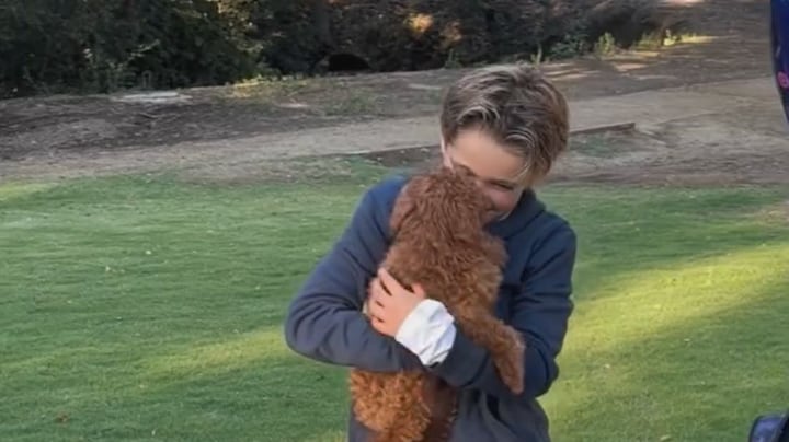 Yolanthe Cabau verrast zoon Xess Xava met puppy voor verjaardag