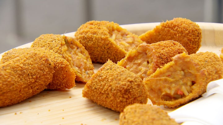 Deze mensen bepalen welke frituursnacks wel en niet in de snackbar belanden