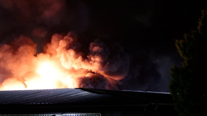 Enorme rookontwikkeling bij brand in Amsterdams schrootbedrijf