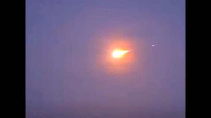 In beeld: grote exploderende vuurbal boven Nederland