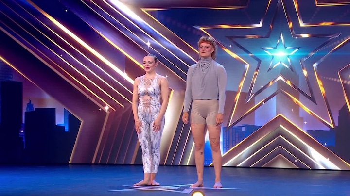 Circusartiesten Marleijn en Maria nemen het tegen elkaar op in de kwalificaties 