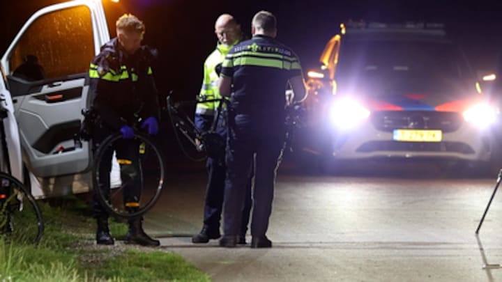 Fietser overleden bij aanrijding in Fries dorp, bestuurder doorgereden