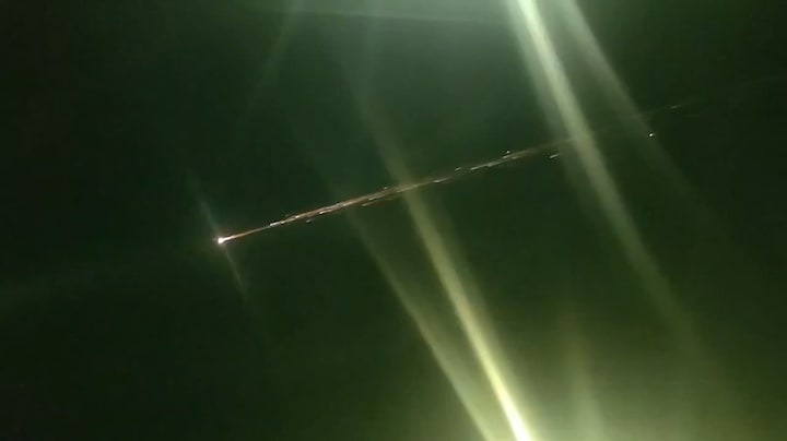 Lichtstreep zorgt voor spektakel in de lucht in India