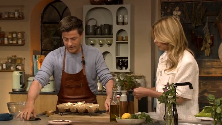 Moederdag-borrelplank: tomatentaart met ricotta en worteltaartjes met frosting